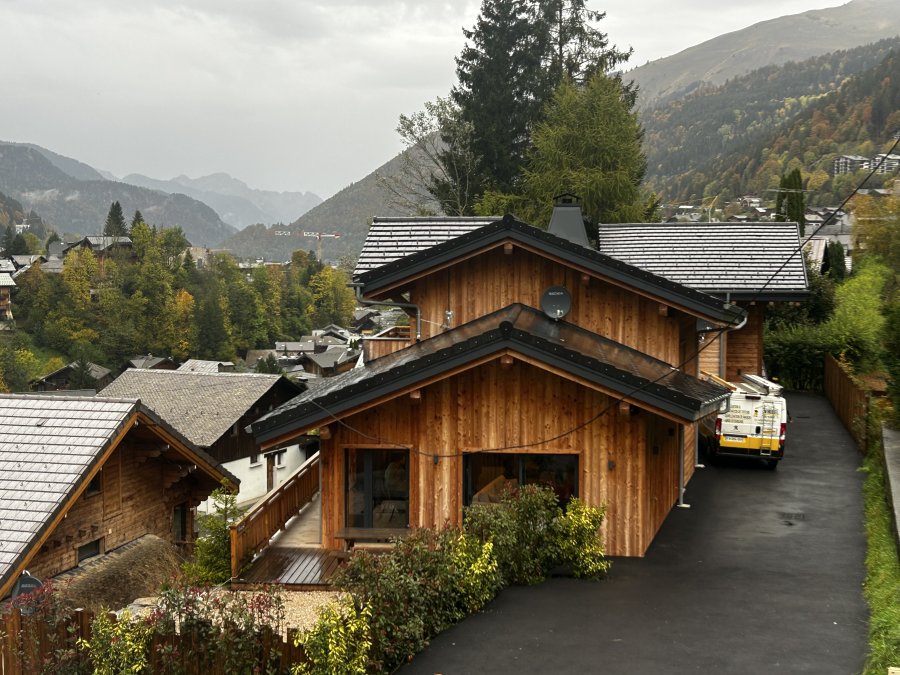 Avant / Après : Un Abri de Stationnement à Morzine